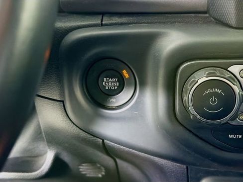 Used 2018 Jeep Wrangler Unlimited Sahara AWD/4WD image 33