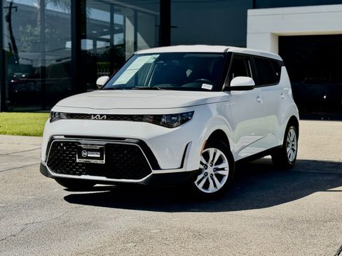 Used 2025 Kia Soul LX FWD image 2