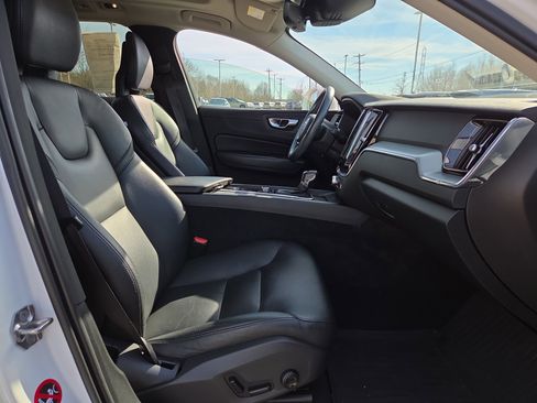 Used 2018 Volvo XC60 T5 Momentum w/ Convenience Package image 15