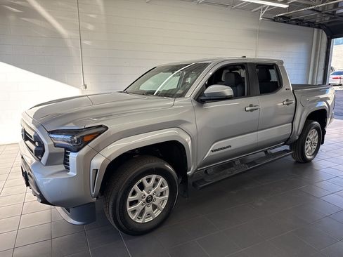 Certified 2025 Toyota Tacoma SR5 image 4