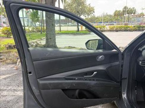 Used 2025 Hyundai Elantra SE FWD image 20