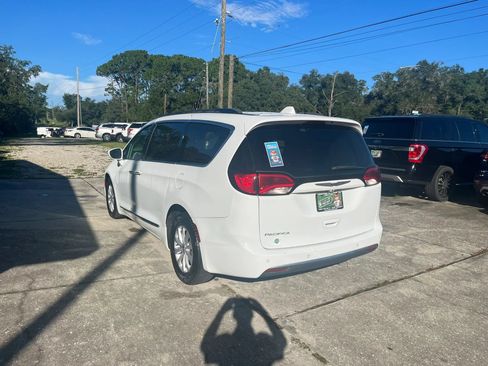 Used 2017 Chrysler Pacifica Touring-L FWD image 5