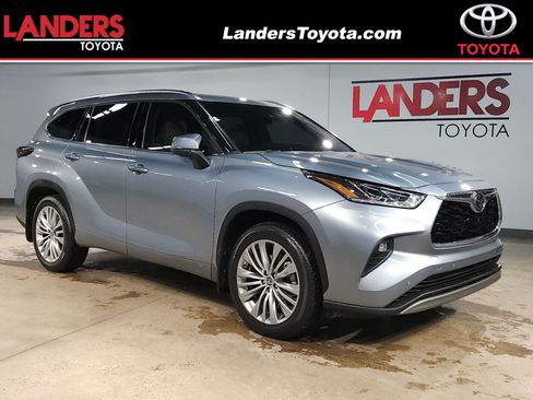 Used 2024 Toyota Highlander Platinum FWD image 1