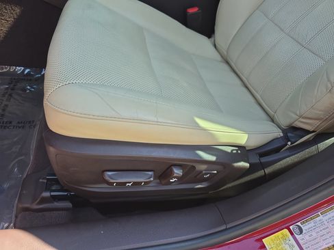 Used 2016 Lexus ES 300h w/ Luxury Package w/Wood Trim FWD image 32
