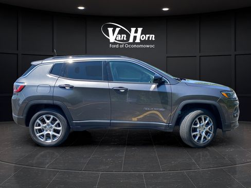 Used 2022 Jeep Compass Latitude AWD/4WD image 8