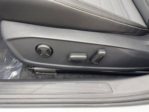 Used 2025 Volkswagen Jetta SE w/ Sunroof Package image 30