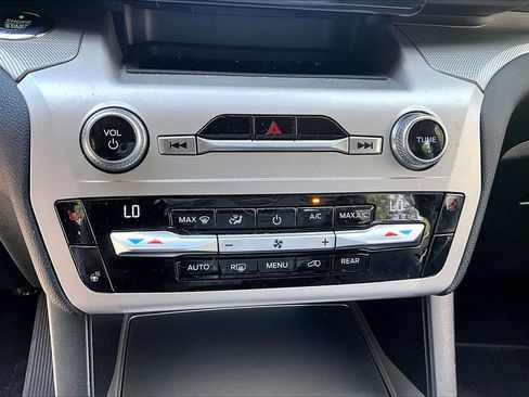 Used 2021 Ford Explorer XLT w/ Equipment Group 202A RWD image 25