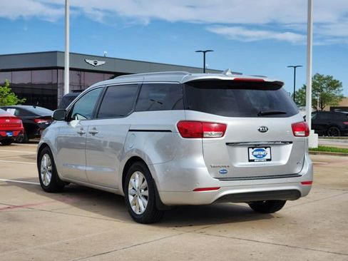 Used 2017 Kia Sedona EX FWD image 4