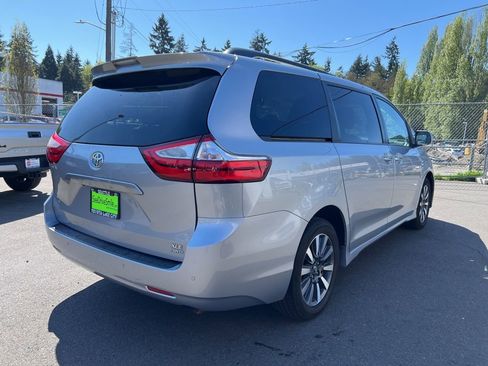 Used 2018 Toyota Sienna XLE w/ XLE Navigation Package AWD/4WD image 4