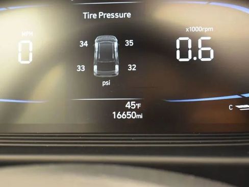 Used 2025 Hyundai Venue SEL image 28