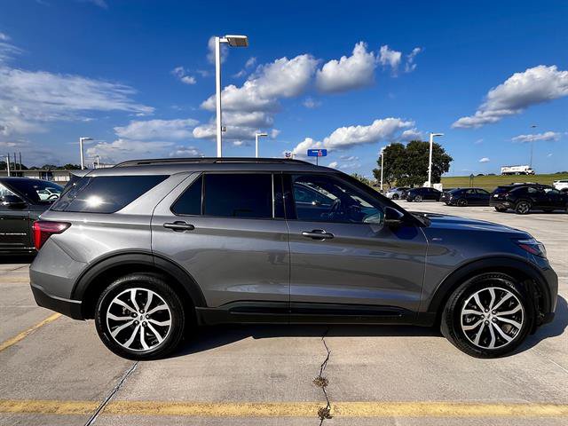 Used 2025 Ford Explorer ST-Line w/ Premium Package RWD image 2