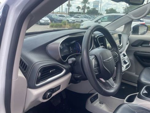 Used 2023 Chrysler Pacifica Touring-L FWD image 13