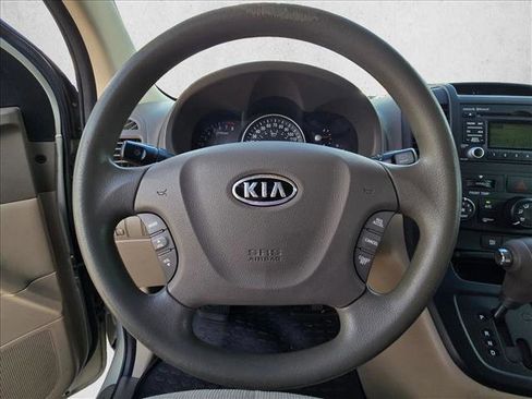Used 2012 Kia Sedona LX image 10