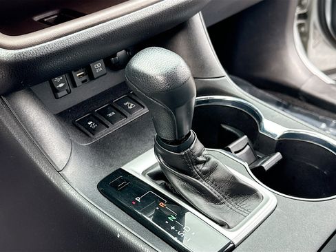 Used 2019 Toyota Highlander LE AWD/4WD image 12