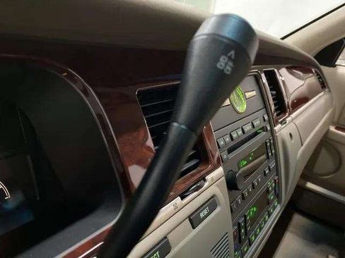 Used 2005 Lincoln Town Car Signature image 37