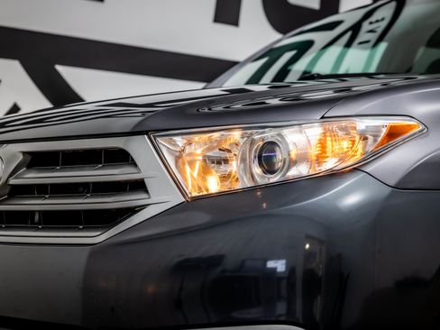 Used 2012 Toyota Highlander Limited w/ Tow Pkg FWD image 15