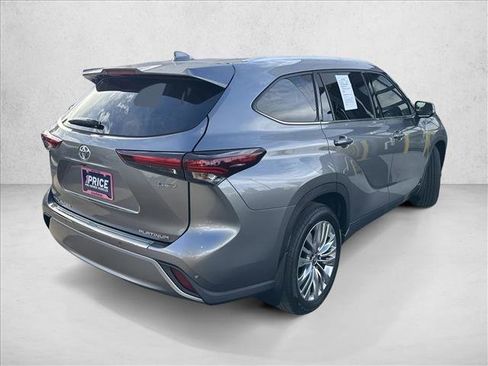 Used 2025 Toyota Highlander Platinum AWD/4WD image 6