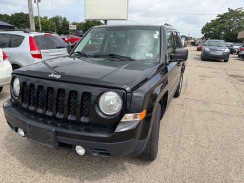 Used 2014 Jeep Patriot Latitude AWD/4WD image 2