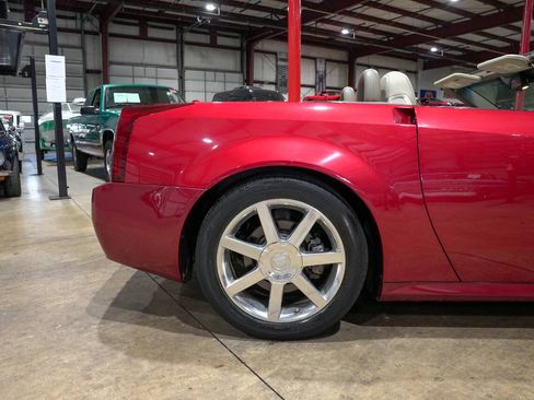 Used 2005 Cadillac XLR RWD image 9