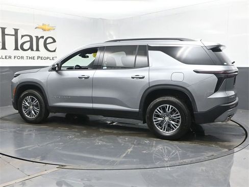 Used 2025 Chevrolet Traverse LT image 53