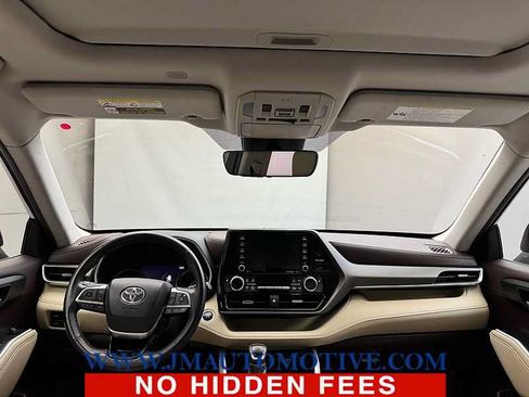 Used 2021 Toyota Highlander XLE AWD/4WD image 12