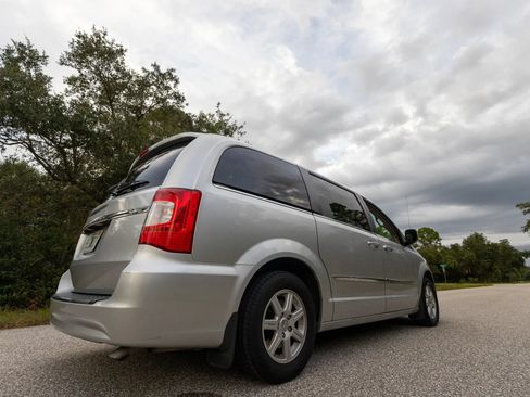 Used 2012 Chrysler Town & Country Touring w/ Entertainment Group #1 FWD image 5