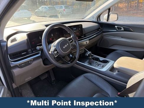 Used 2025 Kia Carnival image 4