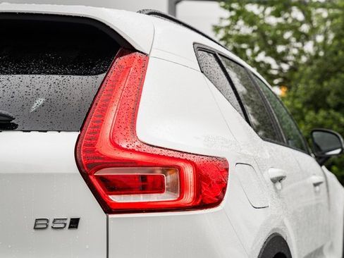 Certified 2025 Volvo XC40 B5 Ultra w/ Climate Package image 7