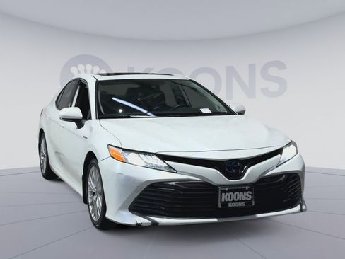 Used 2020 Toyota Camry XLE w/ Sunroof Package image 4