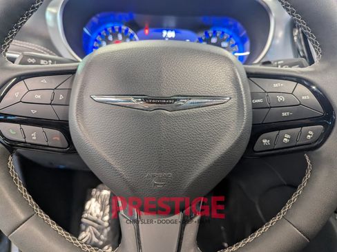 Used 2025 Chrysler Pacifica Limited FWD image 17