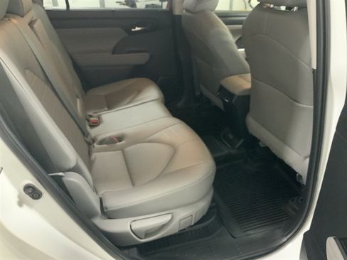 Used 2023 Toyota Highlander XLE AWD/4WD image 17