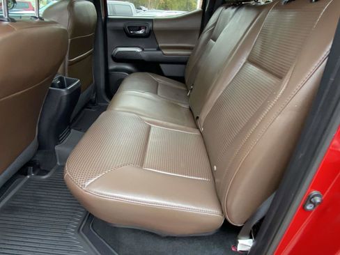 Used 2021 Toyota Tacoma Limited image 5