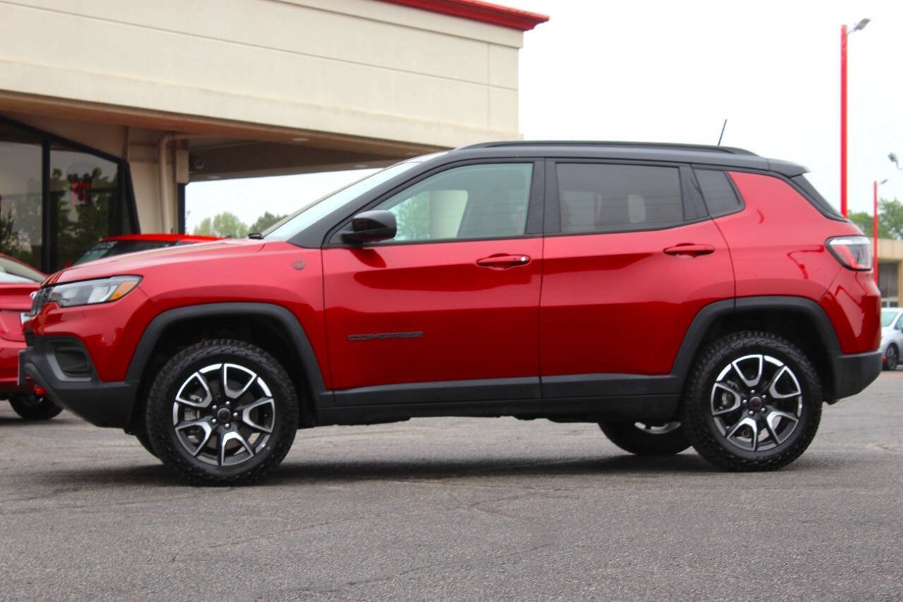 Used 2025 Jeep Compass Trailhawk AWD/4WD image 6