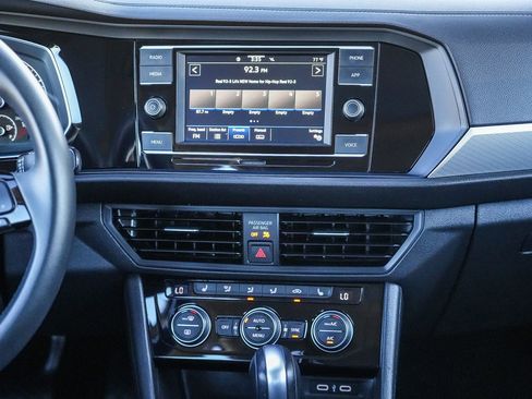 Used 2020 Volkswagen Jetta SE FWD image 13