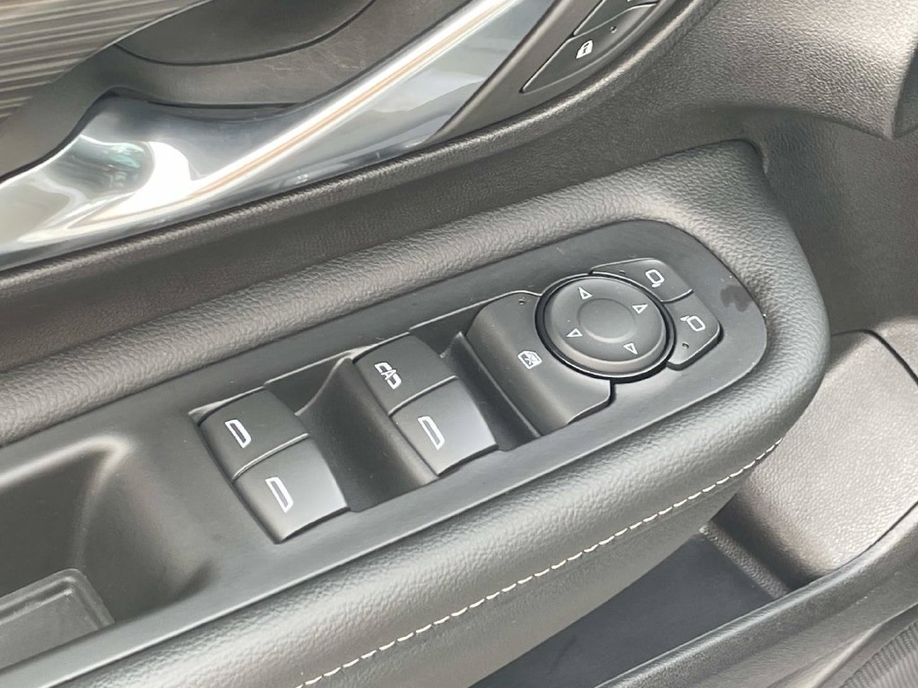Used 2024 GMC Terrain SLE w/ Driver Convenience Package FWD image 15