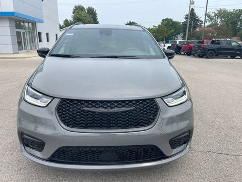 Used 2025 Chrysler Pacifica Limited FWD image 12