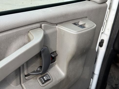 Used 2017 GMC Savana 2500 image 11