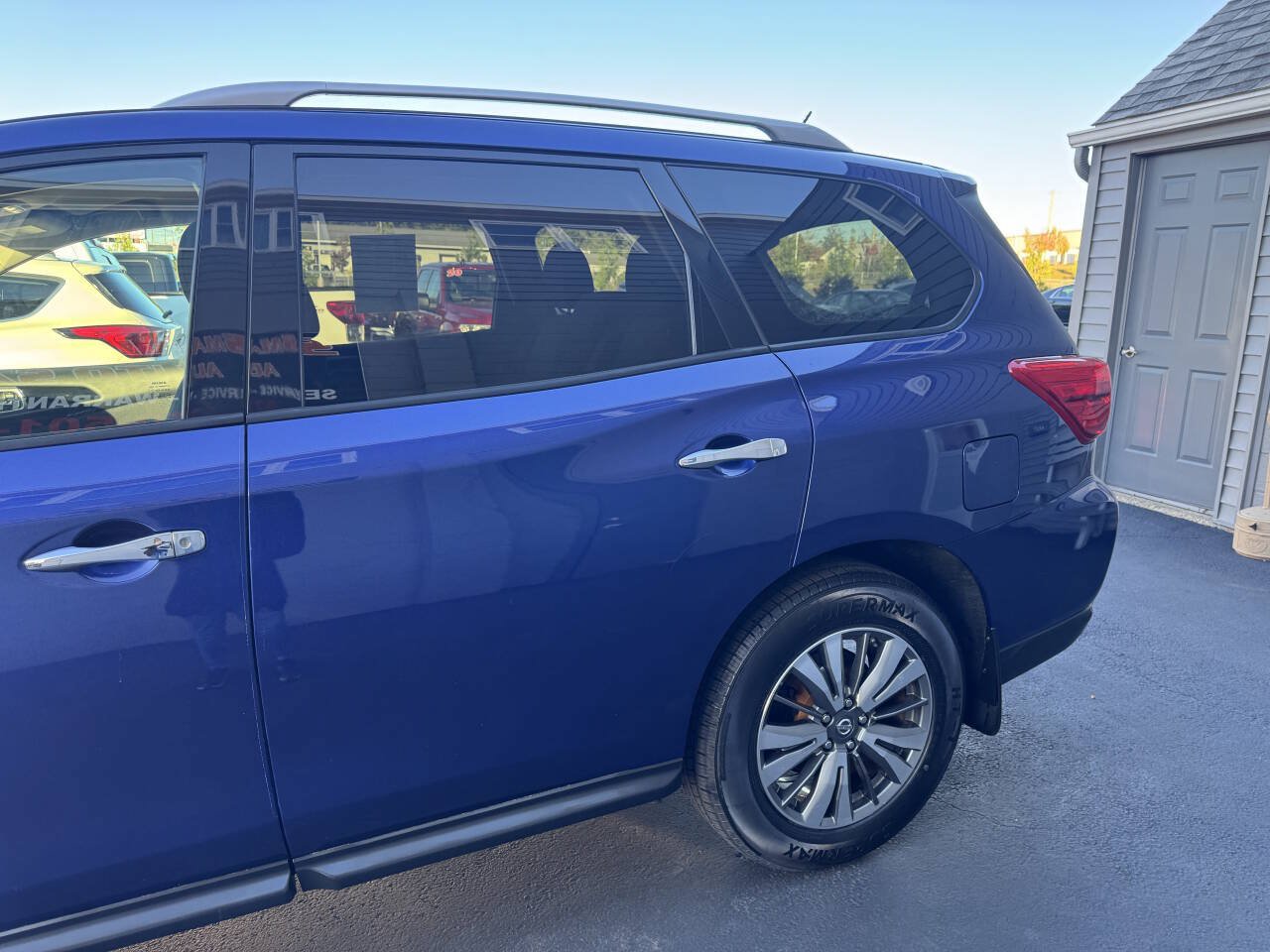 Used 2017 Nissan Pathfinder SV AWD/4WD image 8