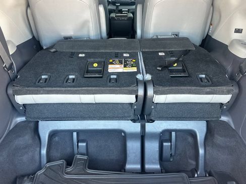 Certified 2022 Toyota Sienna XLE w/ XLE Plus Package FWD image 19