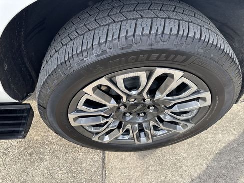 Used 2023 GMC Yukon XL Denali Ultimate image 9