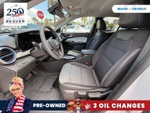 Used 2025 Chevrolet Trax LT FWD image 13