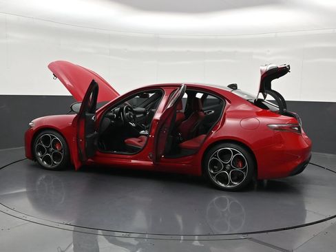 Used 2025 Alfa Romeo Giulia w/ Veloce Package Rwd image 35
