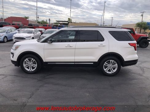 Used 2018 Ford Explorer XLT w/ Equipment Group 202A FWD image 5