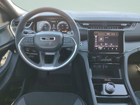 New 2025 Jeep Grand Cherokee L Altitude RWD image 10