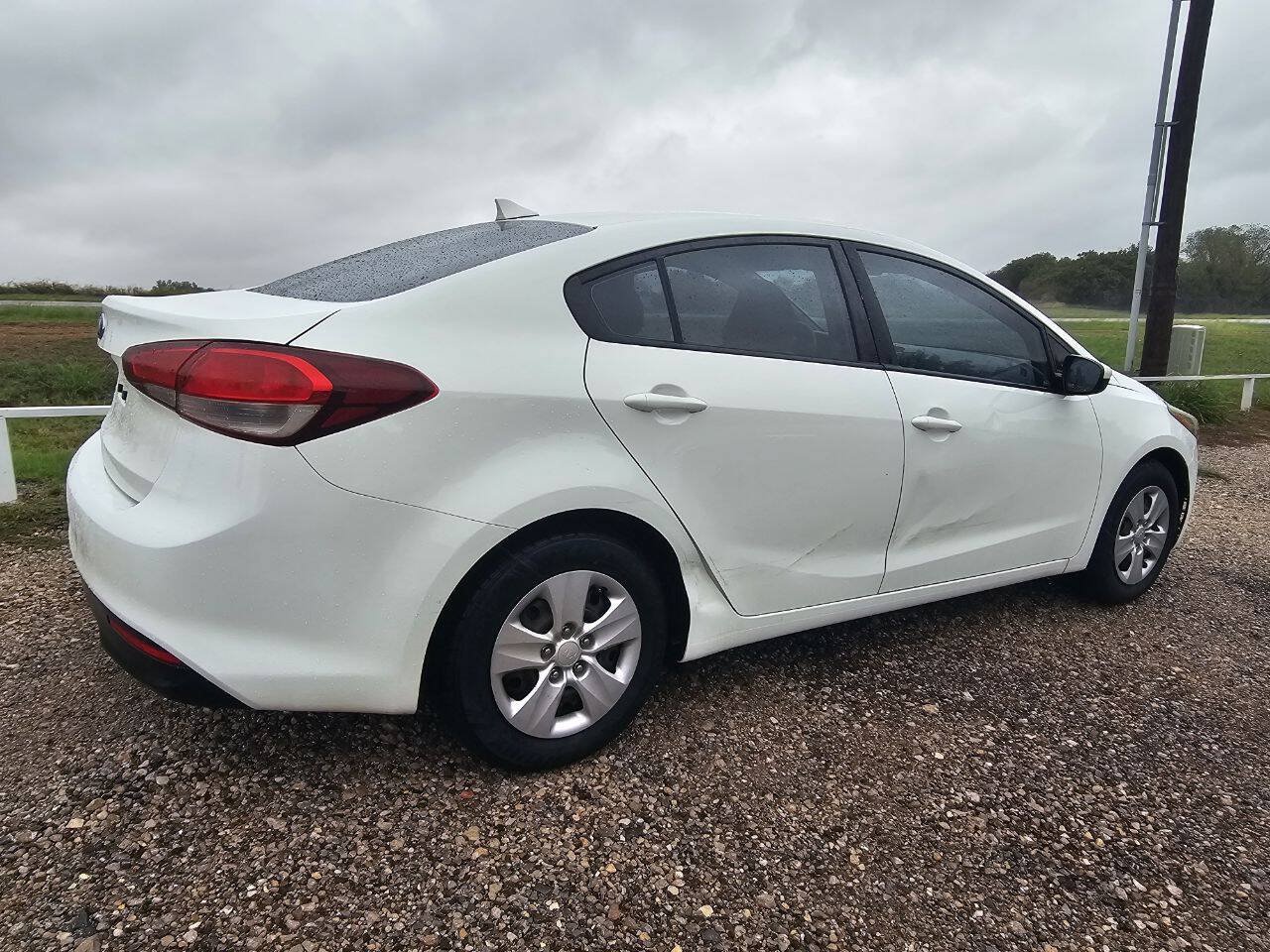 Used 2017 Kia Forte LX FWD image 3