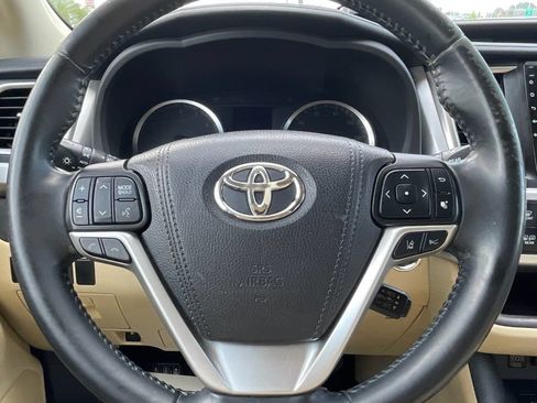 Used 2017 Toyota Highlander Limited FWD image 16
