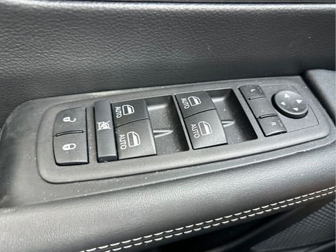 Used 2025 Chrysler Pacifica Select FWD image 24