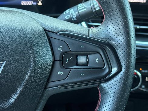 Used 2025 Chevrolet Trax RS FWD image 36