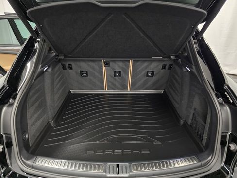 Certified 2025 Porsche Macan AWD/4WD image 12