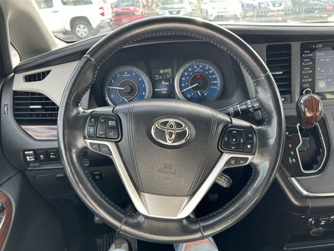 Used 2018 Toyota Sienna Limited w/ Carpet Mat Package image 9